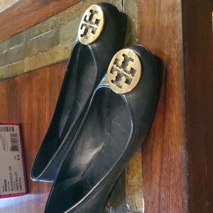 Tory Burch Reva Ballet Flat in black and gold size 9.5